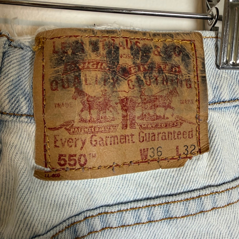 Levi's 550 Jeans Light Wash Distressed Frayed Hem Womens Size‎ 36x32 - Picture 5 of 7